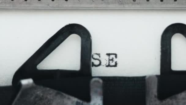 Typing word SEO on retro typewriter — Stock Video