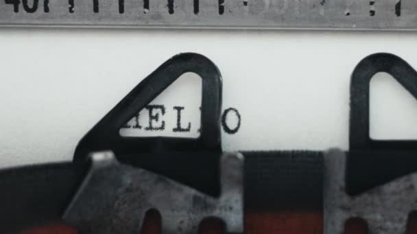 Woord hallo typen op retro typemachine — Stockvideo