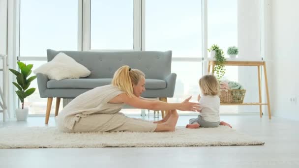 Mère avec enfant pratiquant le yoga — Video