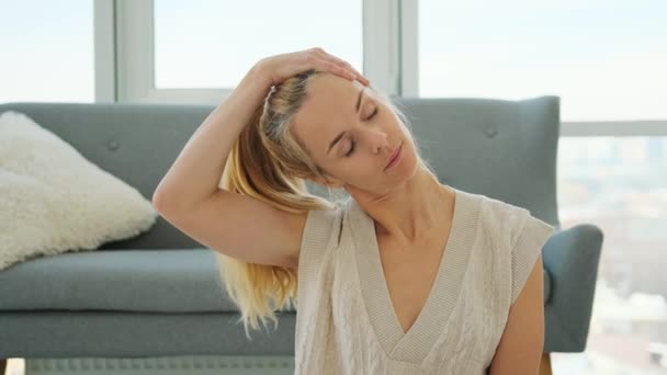 Kvinna som gör yoga hemma — Stockvideo