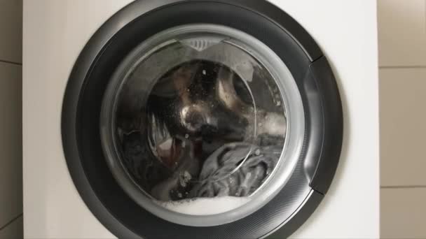 Máquina de lavar roupa fazendo lavanderia — Vídeo de Stock