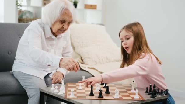 Grand-mère jouant aux échecs avec sa petite-fille — Video