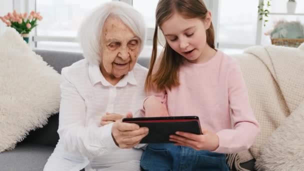 Barnebarn og bedstemor med tablet – Stock-video
