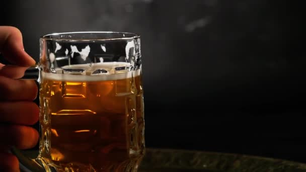 Par de canecas de cerveja — Vídeo de Stock
