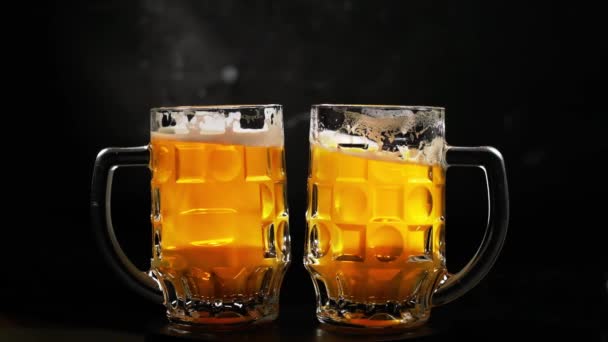 Paire de tasses à bière — Video