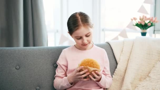 Dziewczynka jedzenie hamburgerów — Wideo stockowe