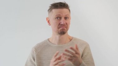 Genç yakışıklı adam kameraya bakıyor ve hayır diyor.