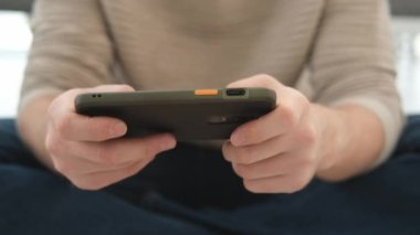 Akıllı telefonlu erkek elleri