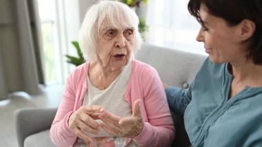 Büyük kadın ve kızı.