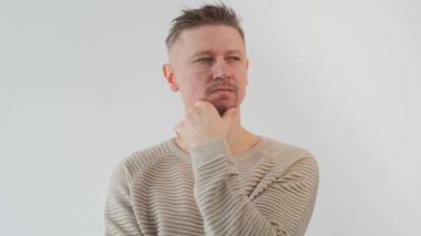 Genç yakışıklı bir adam ve bir fikri var.