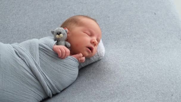 Pasgeboren baby slapen — Stockvideo