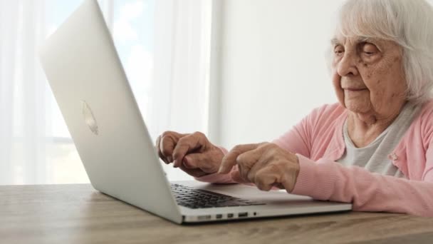 Senior kvinna med bärbar dator — Stockvideo