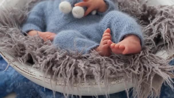 Close-up portret van pasgeboren baby voeten — Stockvideo