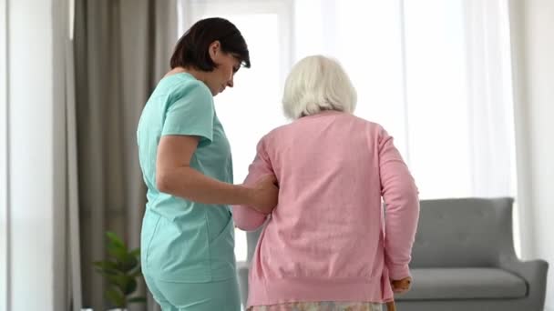 Senior mulher e enfermeira — Vídeo de Stock