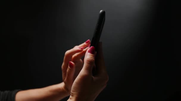 Weibliche Hand hält Smartphone — Stockvideo