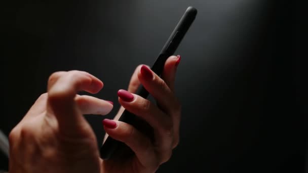Weibliche Hand hält Smartphone — Stockvideo