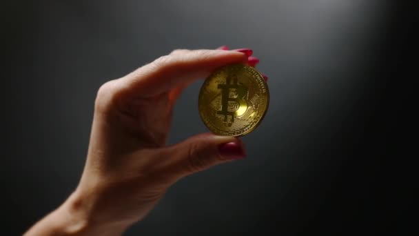 Persona que sostiene bitcoin — Vídeo de stock
