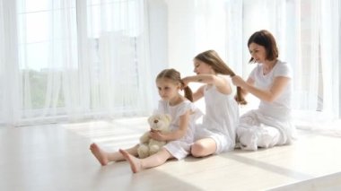 Stüdyoda kızları olan anne.