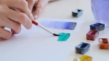 Sanat dersinde egzersiz yapan bir kız.