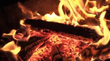 Şenlik ateşinin güzel alevi