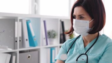 Klinikteki kadın doktor.