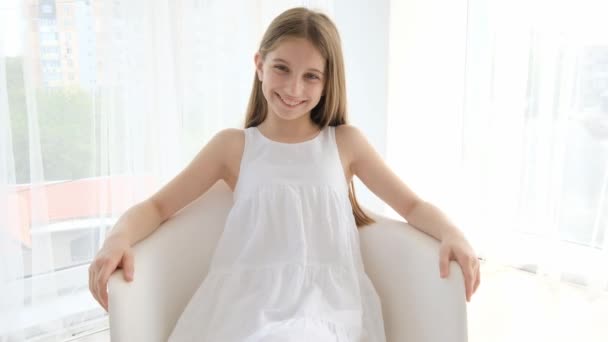 Menina bonita em vestido branco — Vídeo de Stock