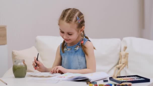Маленька дівчинка малюнок — стокове відео