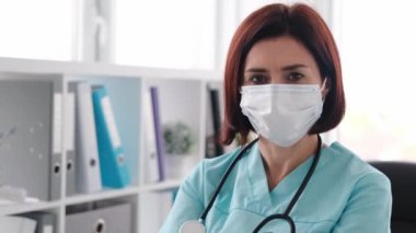 Klinikteki kadın doktor.