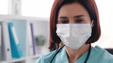 Klinikteki kadın doktor.
