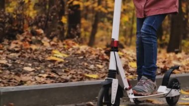 Scooter süren kız.