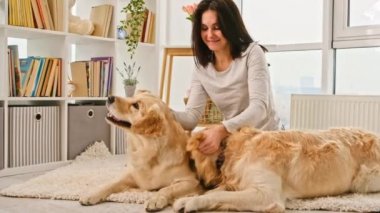 Golden retriever köpekli kız