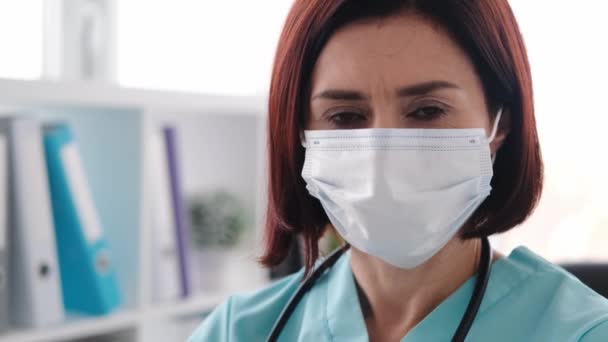 Ženský doktor na klinice — Stock video