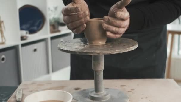 Pottenbakker werkt aan pottenbakkerswiel — Stockvideo