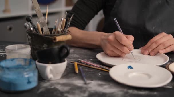 Artista mãos pintando placas de cerâmica — Vídeo de Stock