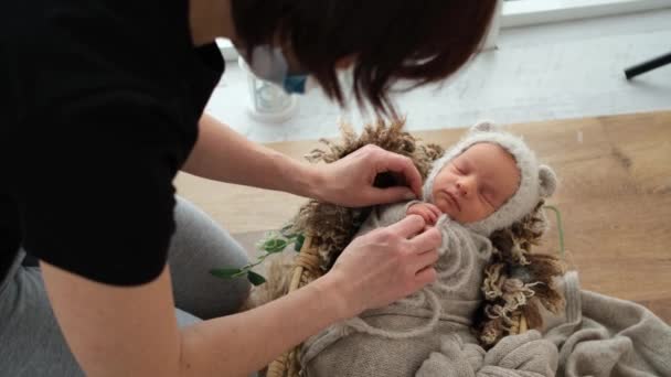 Pasgeboren baby fotoshoot proces — Stockvideo