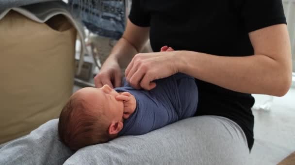 Γυναίκα σπαρταρά νεογέννητο μωρό — Αρχείο Βίντεο