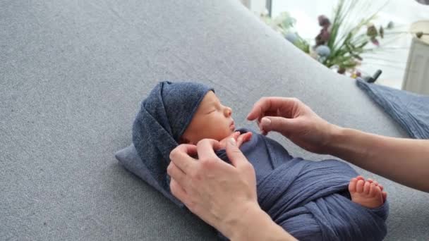 Pasgeboren baby fotoshoot proces — Stockvideo