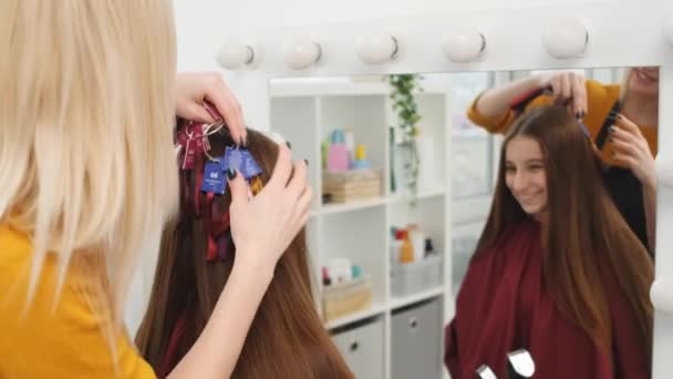 Frisör välja färg för kunder hår — Stockvideo