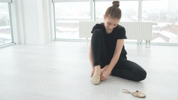 Девушка носит балетную пуанту — стоковое видео