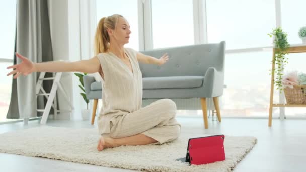 Mujer hace clase de yoga en línea — Vídeos de Stock