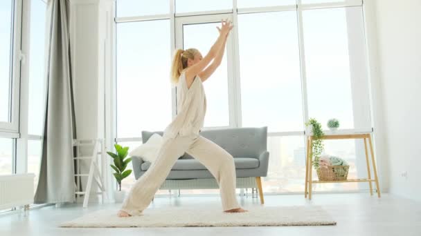 Mujer haciendo yoga en casa — Vídeo de stock