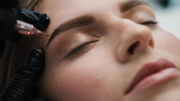 Kosmetolog gör ögonbrynet permanent makeup — Stockvideo