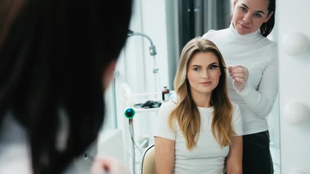 Kosmetolog och modell efter permanent makeup arbete — Stockvideo