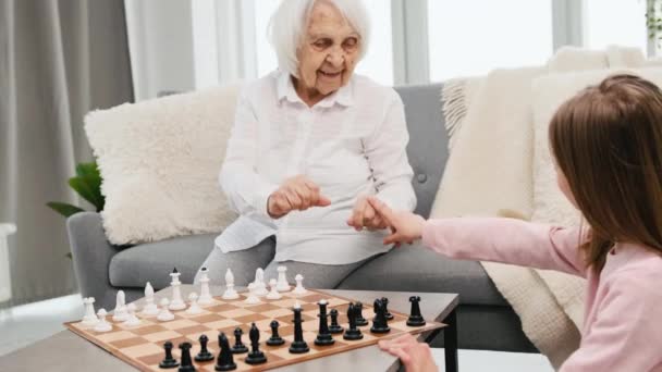 Abuela jugando ajedrez con su nieta — Vídeos de Stock