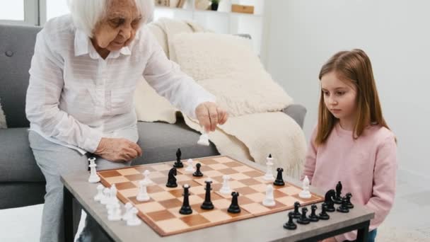 Babcia gra w szachy z wnuczką — Wideo stockowe
