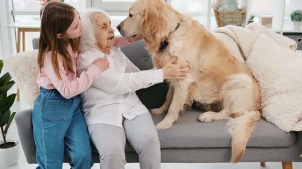 Бабуся і онука з золотим собакою-ретривером — стокове відео