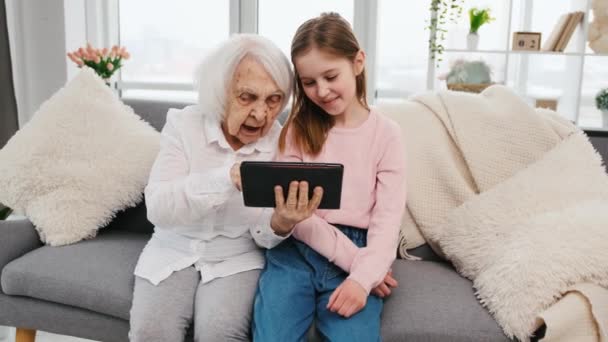 Granddaughter and grandmother with tablet — Stock Video