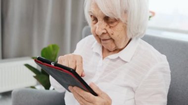 Tabletli yaşlı kadın.