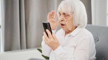 Akıllı telefonlu yaşlı bir kadın.