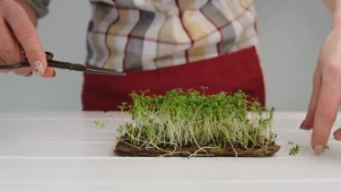 Mikroyeşili önemseyen kadın